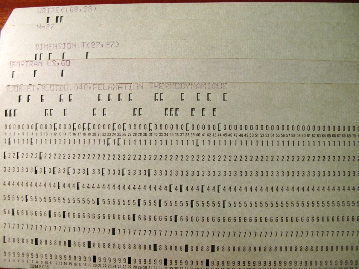 Cartes perforées de 80 colonnes, percées de trous rectangulaires, avec des instructions FORTRAN imprimées en haut.